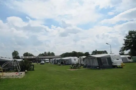 Caravans op boerderijcamping De Sleutel-Hoeve